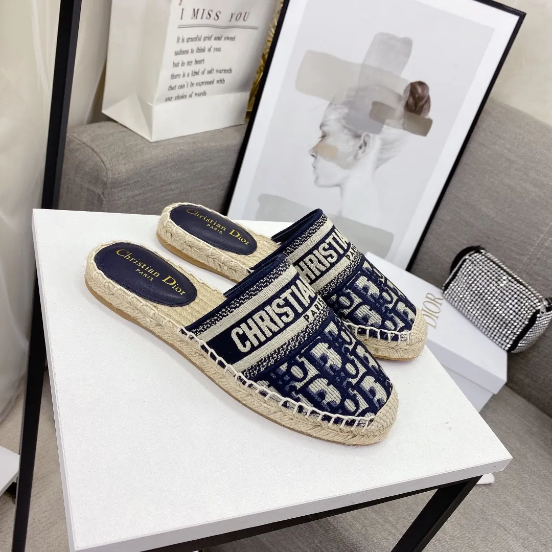 👟👟Ex-factory price👟👟Ex-factory price 400👟👟 Women's shoes Women's clothing Top version (original embroidery one to one method) If you want cheaper, please bypass Dior | Dior ²⁰²¹𝐬𝐬🧡💚2021 early spring new products Top version ⚠️The counter features the latest fisherman shoe series New hard goods 🆕❥Purchase level! Full of high-end feel! A popular model among bloggers at home and abroad, it’s retro and fashionable and looks amazing on your feet! Mainly recommended model on the official website ★━━━━━ ЅᏇєєt ━━━━━▪️ Upper: Original copy of pure cotton thread ➕ Three-dimensional electric embroidery ▪️ Lining: Imported water-dyed sheepskin lining ▪️ Outsole: Original handmade hemp rope combination wear-resistant rubber outsole ▪️ Shoe size: 35-39 (40 is custom-made and cannot be returned or exchanged) ▪️